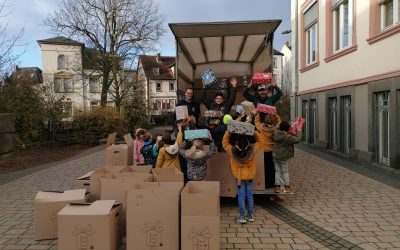 Weihnachtspäckchenaktion – Alle Jahre wieder – Kinder helfen Kindern – 210 Päckchen an der Stadtschule an der Wilhelmskirche gesammelt